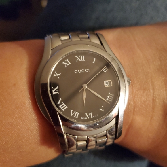 Authentic GUCCI STAINLESS STEEL LADIRS WATCH - Picture 2 of 12